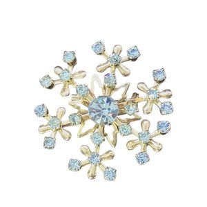 Vintage Sliver tone Holiday Snowflake Brooch Pin In Light Blue Rhinestones